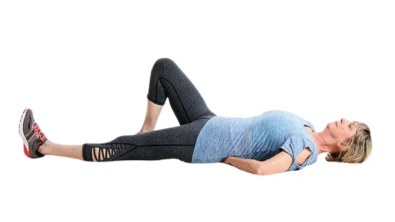 Ältere Frau bei entspannter Rückenlage mit angewinkeltem Bein – Reha- oder Dehnübung