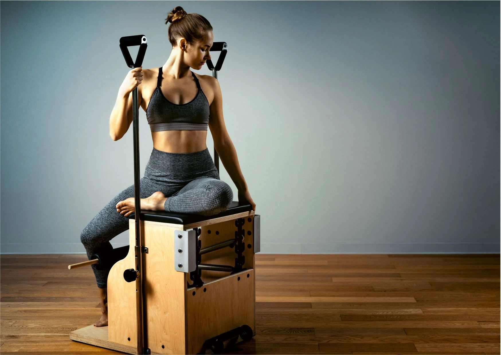 Frau beim Pilates-Training auf einem Wunda Chair