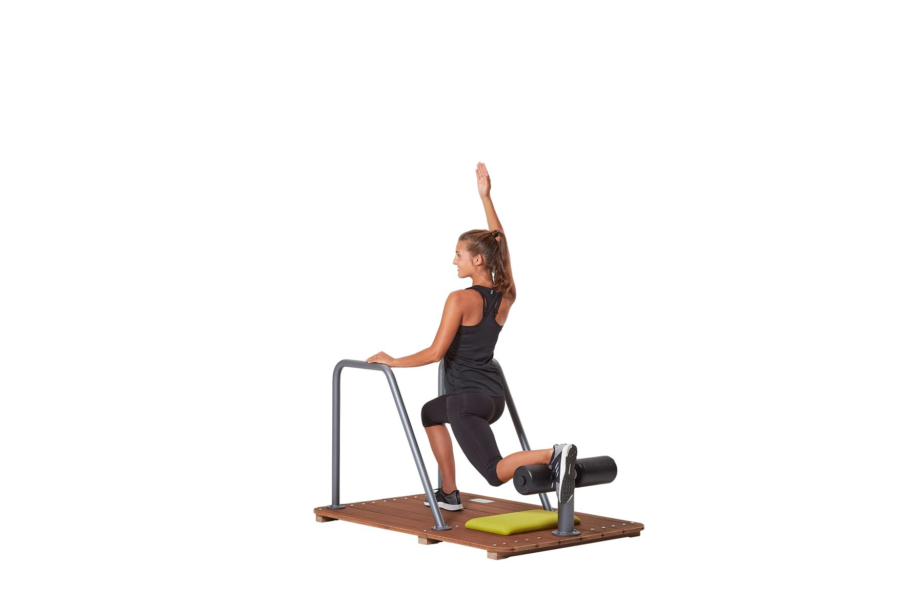 Frau trainiert auf dem Spinefitter Tower zur Mobilisation der Wirbelsäule und Kräftigung des Rückens